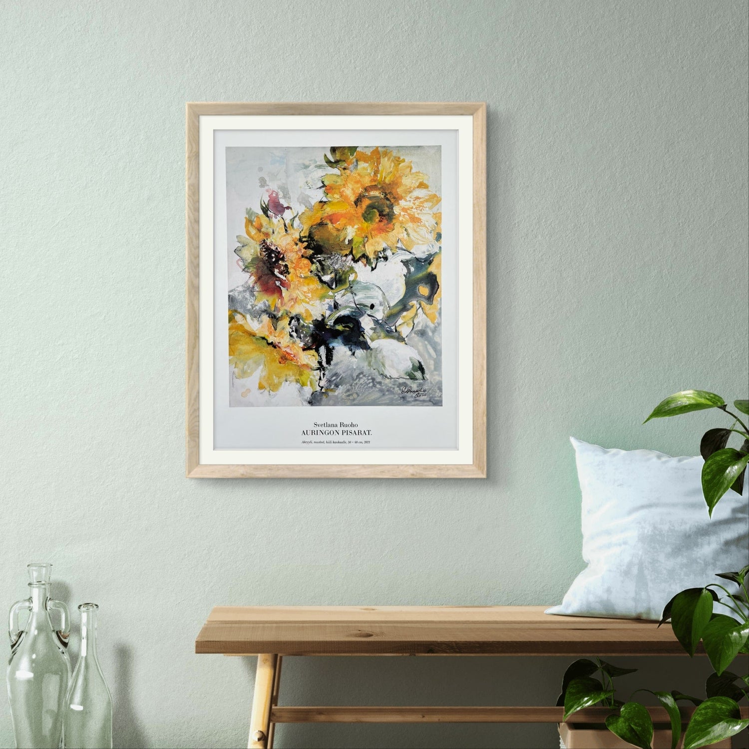 taidejuliste auringonkukista ripustettuna kodin seinällä